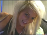 Belle suédoise se caresse le clito devant sa webcam