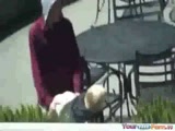 Skater pris en flag en train de baiser sa copine sur sa terrasse