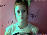 Jeune adolescente naïve, s'exhibe sur sa webcam.