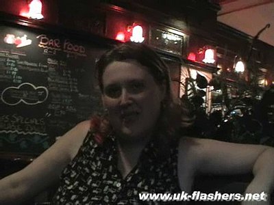 Vieille anglaise montre ses gros seins dans un pub