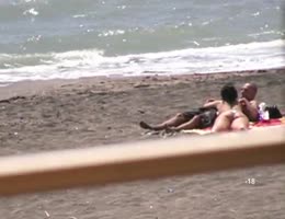 un voyeur filme une femme qui branle son mec sur la plage